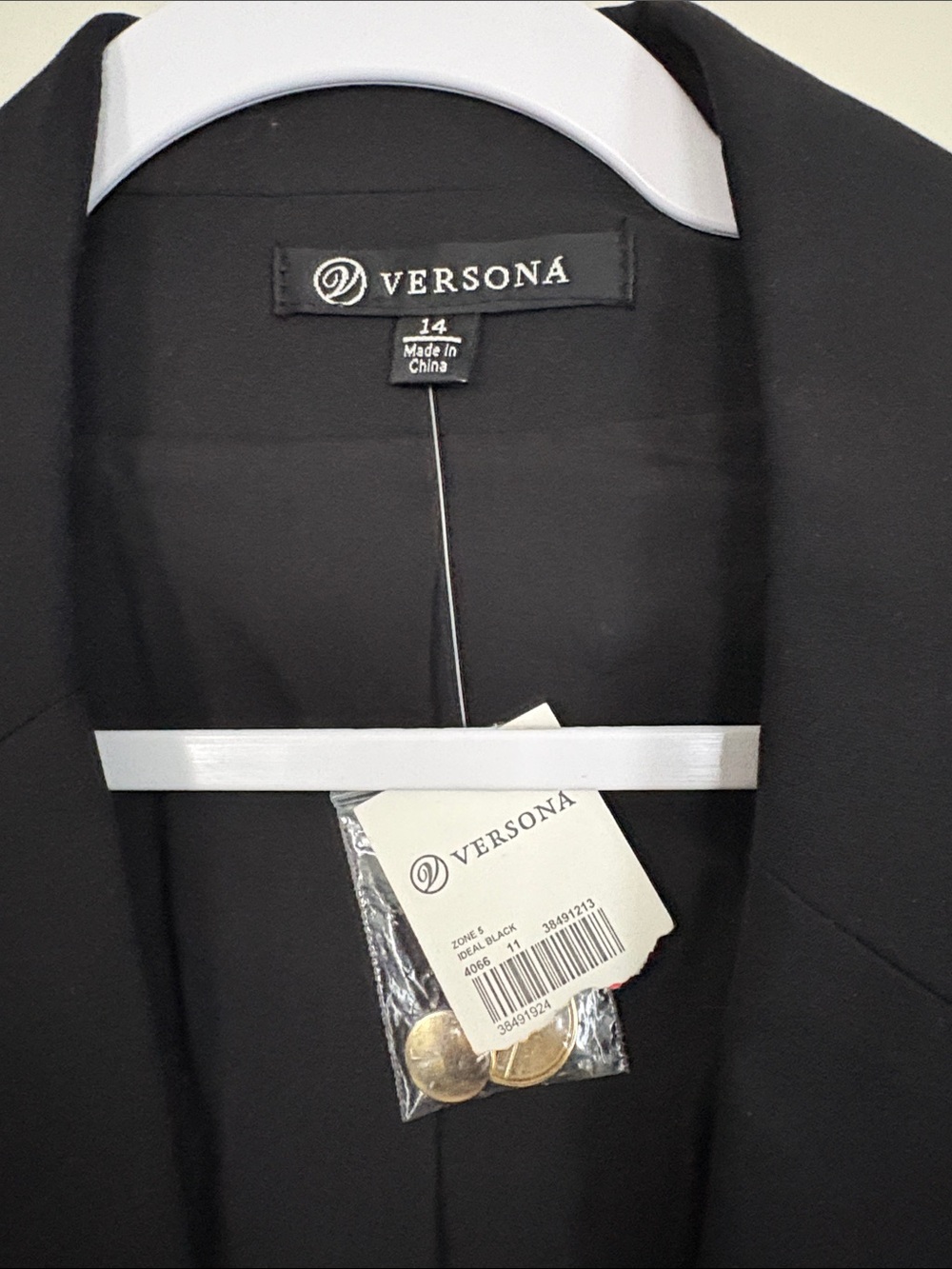 Women’s Black Two-Button Notch Lapel Blazer Verona - Picture 3 of 3
